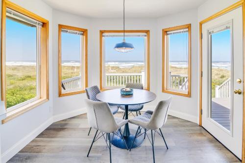 Ocean Front with Hot Tub, Dog Friendly! Beach Time in Bayshore (OR)