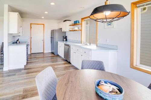 Ocean Front with Hot Tub, Dog Friendly! Beach Time in Bayshore (OR)