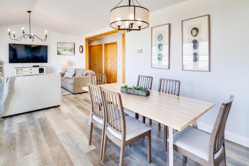 Ocean Front with Hot Tub, Dog Friendly! Beach Time in Bayshore (OR)