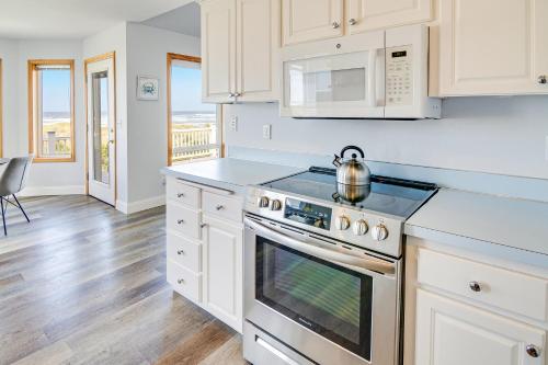 Ocean Front with Hot Tub, Dog Friendly! Beach Time in Bayshore (OR)
