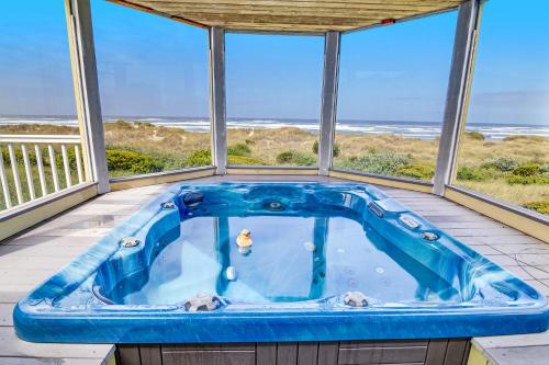 Ocean Front with Hot Tub, Dog Friendly! Beach Time in Bayshore (OR)