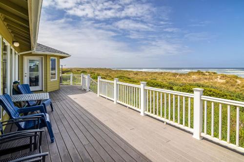 Ocean Front with Hot Tub, Dog Friendly! Beach Time in Bayshore (OR)