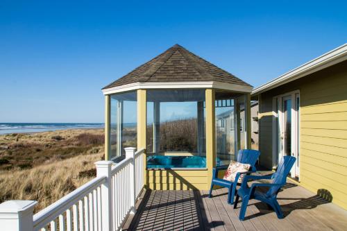 Ocean Front with Hot Tub, Dog Friendly! Beach Time in Bayshore (OR)