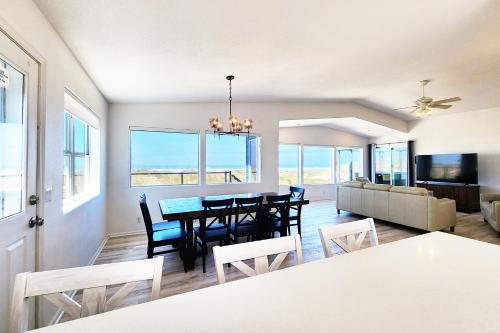 Ocean Front on the Beach! Dog Friendly! Beachside Bliss in Bayshore (OR)