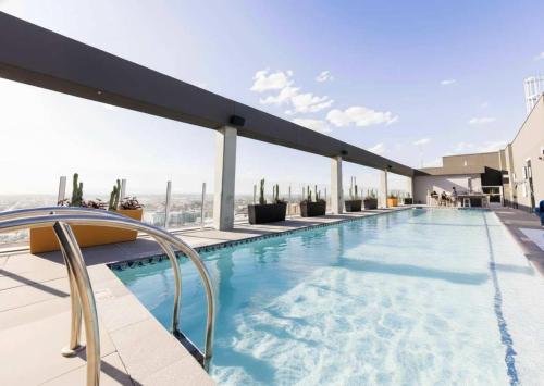Boulevard Stays Sleek Studio Pool Gym & Zero Parking Fee