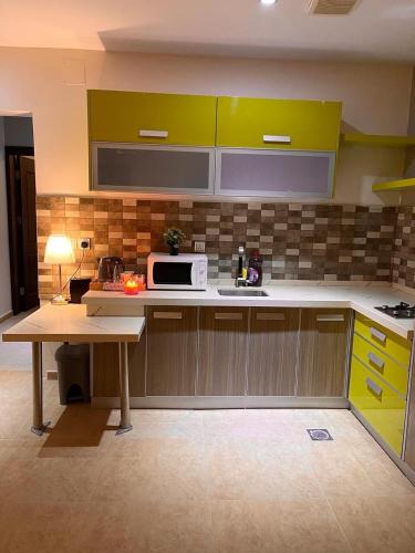 غرفة وصالة بسلطانه مريحة وهادئة in Al Bishr