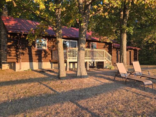 Charming Country Cabin- Cozy, Scenic View, HOT TUB, near CMAC