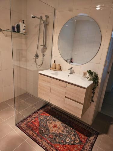 Tuš, Retro Luxe Hideaway in sjeverna predgrađa