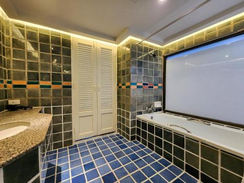 room detail thumbnail 2