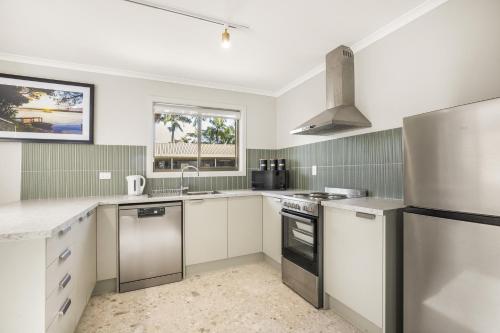 ห้องครัว, คอนดารีโฮเต็ล (Kondari Hotel) in อ่าวเฮอร์วี่