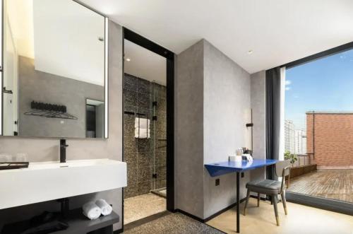 room detail thumbnail 2