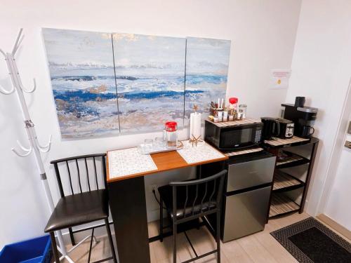 kuhinja, New Langford Suite near Lake & Mall, Free Parking in Colwood