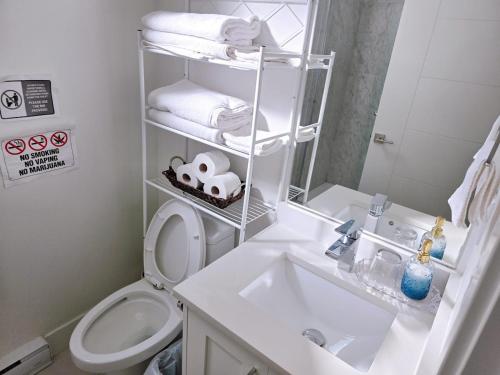 New Langford Suite near Lake & Mall, Free Parking in Colwood