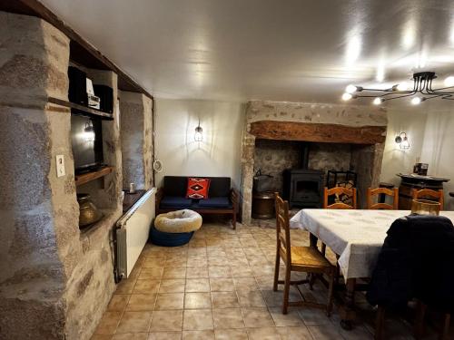 Közös társalgó / TV, NESST - Gîte Horse & Dog Friendly Cottage (NESST - Gite Horse & Dog Friendly Cottage) in La Courtine
