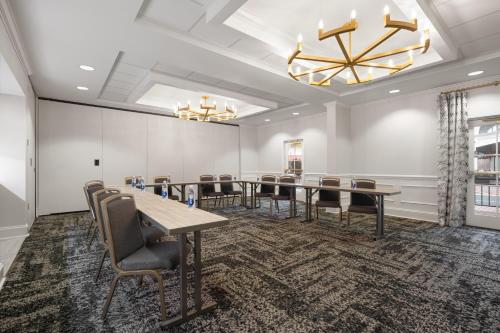 Hampton Inn & Suites-South Park at Phillips Place - image 27