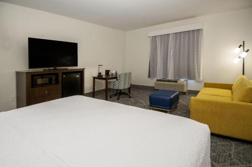 1 king bed, 1 sofa bed