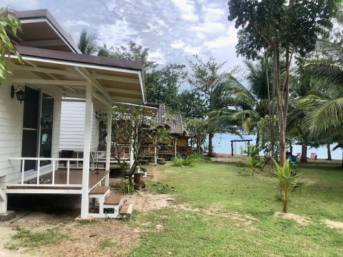 Koh Phaluai Beach Bangalow in Ko Phaluai