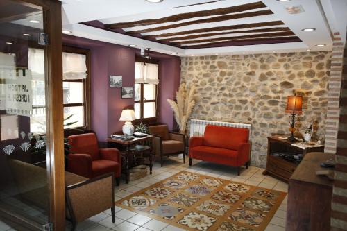 ห้องส่วนกลางสำหรับนั่งเล่น/ดูทีวี, Hostal Rey Pedro I in ซานโตโดมิงโกเดลาคัลซาดา