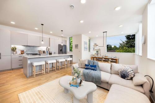 Ocean-Inspired 3B Modern Retreat w Kids Room – khách sạn tại Wallingford