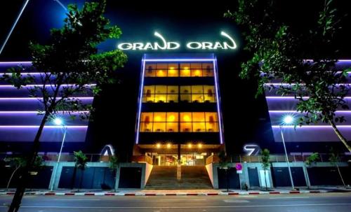 Restaurant, F4 Bahia cozy appart 140m2 3 balcon strategic spot in Hai El Makarri