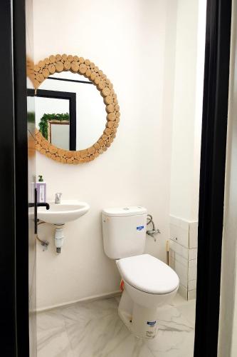 화장실, Cozy Moroccan Studio in 샤라프