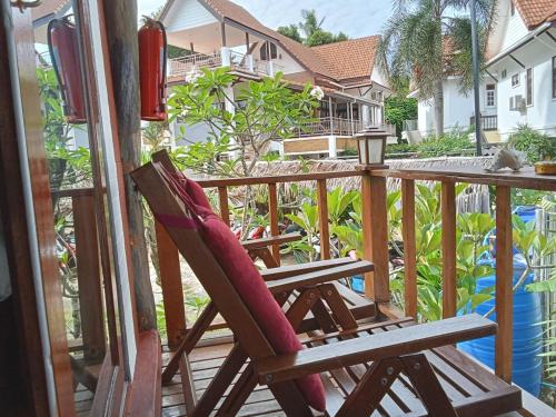 Eden Lanta Bungalow near Mays kitchen