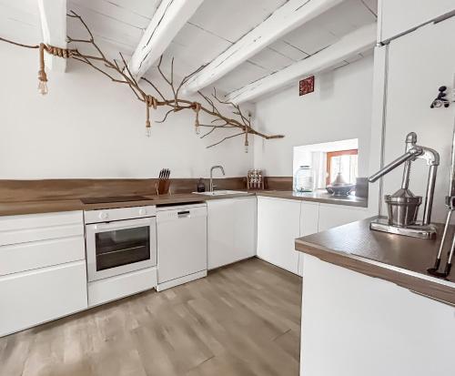 кухня, Maison 200m2 Grand Jardin & Parking in Bougé-Chambalud