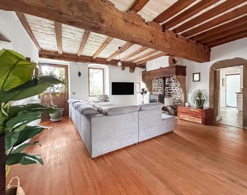 Общ салон/телевизионна зона, Maison 200m2 Grand Jardin & Parking in Bougé-Chambalud