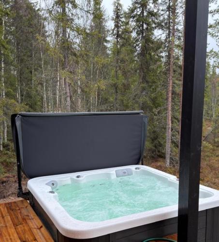 Modern VillaJoenhelmi with jacuzzi and sauna in Куусамо