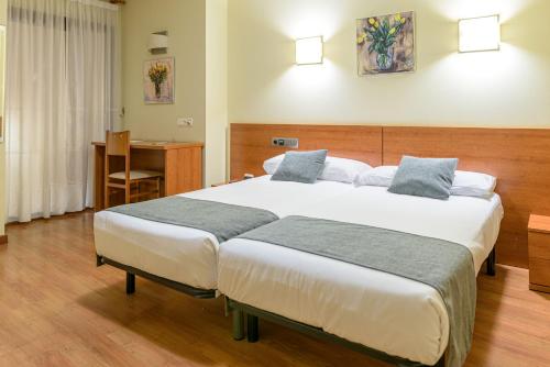 2 twin beds