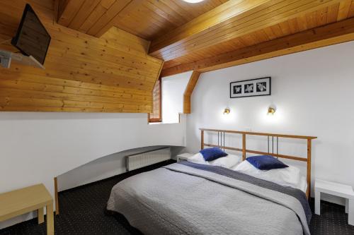 1 queen bed