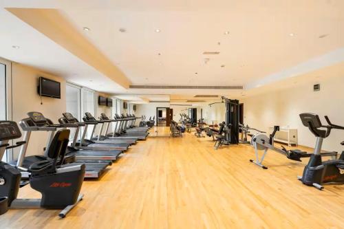 Vogue Luxury Three Bedroom and Kids Room at Grandeur Residence, Huge Private Sea-View Terrace, Private Beach Access, Get 30 percents off Zabeel Saray Dining, Dubaj (zdjęcie 5)