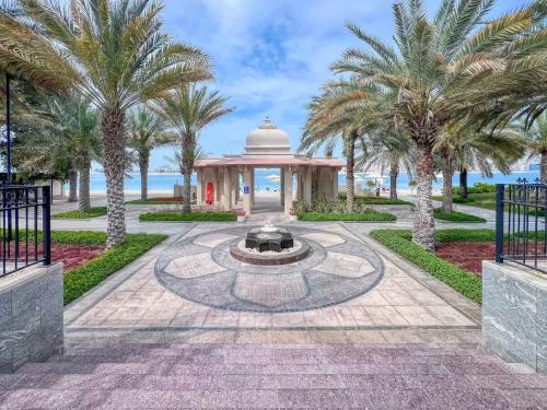 Vogue Luxury Three Bedroom and Kids Room at Grandeur Residence, Huge Private Sea-View Terrace, Private Beach Access, Get 30 percents off Zabeel Saray Dining, Dubaj (zdjęcie 7)