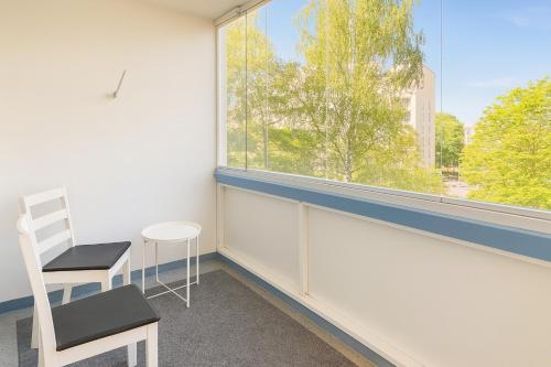 Balcony/terrace, Cozy 2-Bedroom Apartment- 300m to Metro & Shops in Kurkimäki