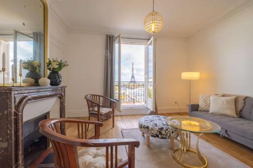 Eiffel Tower View 3BR Balcony