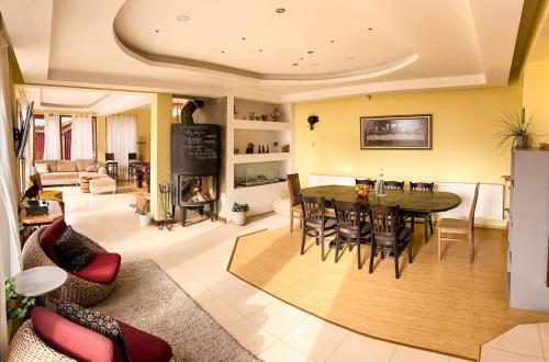 Villa Madera - Spacious House with Swimming Pool, Sauna and Pool Table in Panichishte