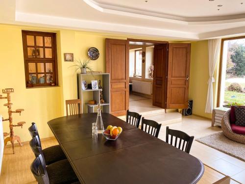 Villa Madera - Spacious House with Swimming Pool, Sauna and Pool Table in Panichishte