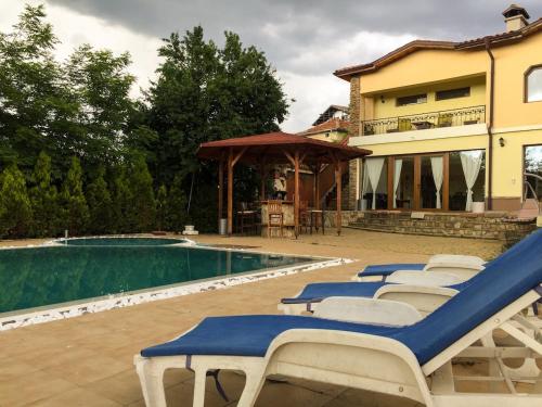 Villa Madera - Spacious House with Swimming Pool, Sauna and Pool Table in Panichishte