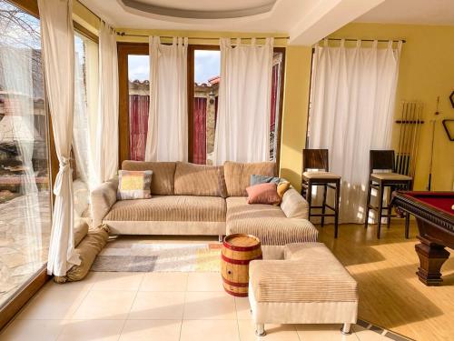 Villa Madera - Spacious House with Swimming Pool, Sauna and Pool Table in Panichishte
