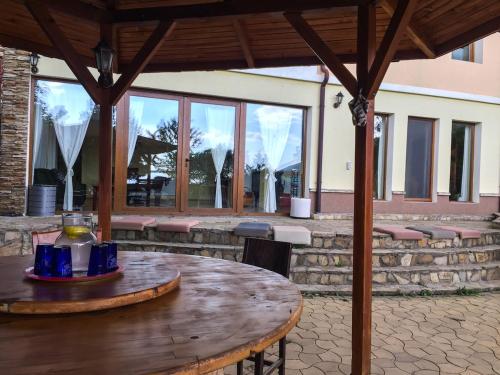 Villa Madera - Spacious House with Swimming Pool, Sauna and Pool Table in Panichishte