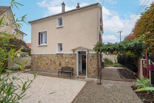 Kilátás, Home designed Especially for Groups in Vaires-sur-Marne