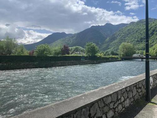 3 Bed - Sleeps 8 - Mountain View - Balcony - Pets in Saint-Beat