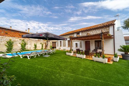 Dārzs, La Casa de Mi Madre casa rural con piscina in La Parrilla