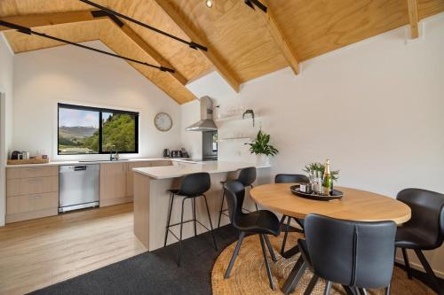 3 Bed Luxury Queenstown Apartment - image 9
