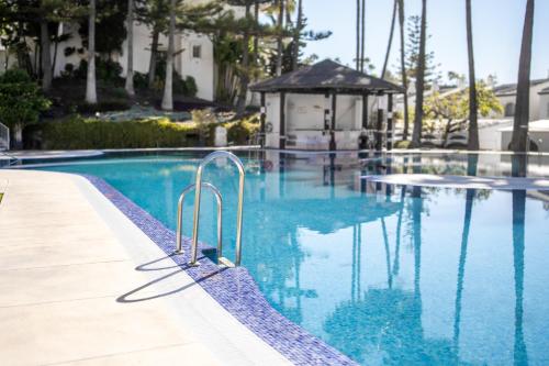 Apartment Sleeps 4 with Sea Views - image 2