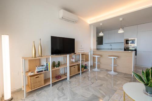 Apartment Sleeps 4 with Sea Views - image 3