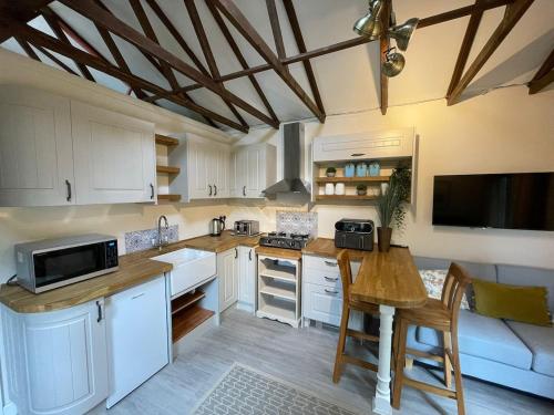 Woodland Cabin - Cotswold Way - Logs & Dogs in Shurdington