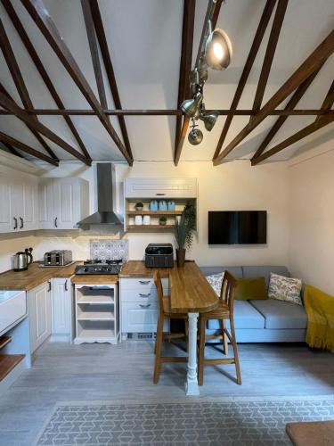 Woodland Cabin - Cotswold Way - Logs & Dogs in Shurdington