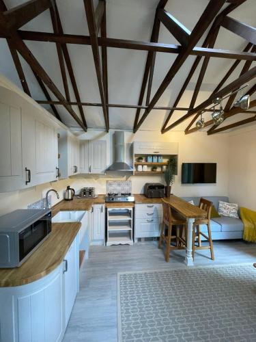 Woodland Cabin - Cotswold Way - Logs & Dogs in Shurdington