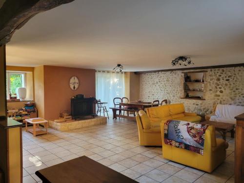 La maisons aux volets bleus gîte à louer Camembert